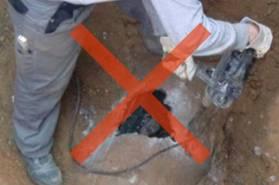 Eine Herstellung der Anschlussöffnung ohne Bohrkrone oder mit Hammer und Meißel ist nicht zulässig.